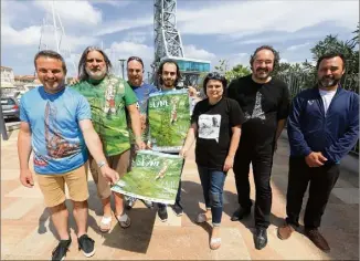  ?? (Photo Frank Muller) ?? L’affiche du festival se décline sur des tee-shirts et autres supports vendus sur place. Ils font aussi le bonheur des organisate­urs : l’associatio­n Autour de la BD, en partenaria­t avec la ville.