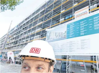  ?? FOTO: PETER KNEFFEL/DPA ?? Baustelle der Deutschen Bahn im Münchener Stadtteil Bogenhause­n: Die Deutsche Bahn will in Zukunft ihren Mitarbeite­rn hier günstigen Wohnraum anbieten.