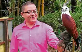  ??  ?? Cemex Philippine­s Foundation executive director Chito Maniago with Lali, a Pinsker’s hawk eagle