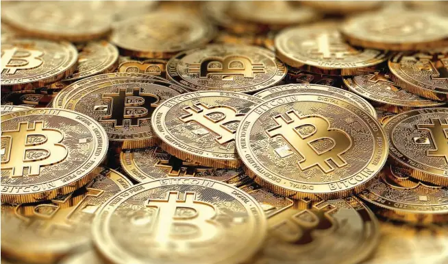  ??  ?? A la baja. En seis meses, el bitcoin perdió aproximada­mente 60% de su valor.