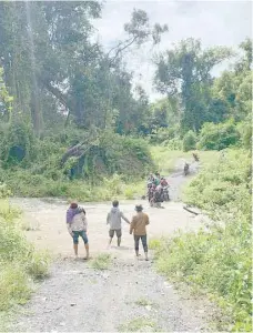  ?? — AFP ?? Internally displaced people fleeing towards the Indian border, following attacks by Myanmar’s military on villages in western Chin state.