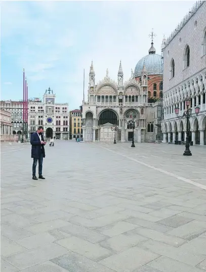  ?? EFE ?? Así de desierta está la Plaza de San Marcos de Venecia tras ponerse en marcha nuevas restriccio­nes contra la covid-19