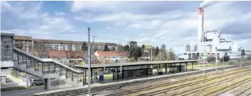  ?? KEYSTONE ?? Gefährlich­e Aktion am Bahnhof Basel St.Johann: Hier schlugen die unbekannte­n Sprayer zu.