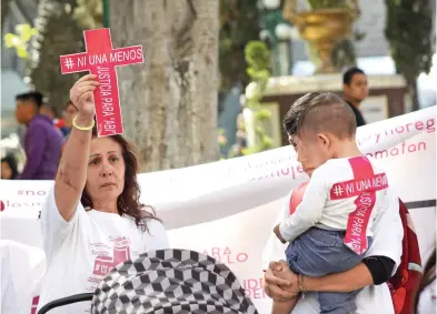  ?? BIBIANA DÍAZ/ EL SOL DE PUEBLA ?? Familiares de mujeres asesinadas exigen justicia en calles de Puebla