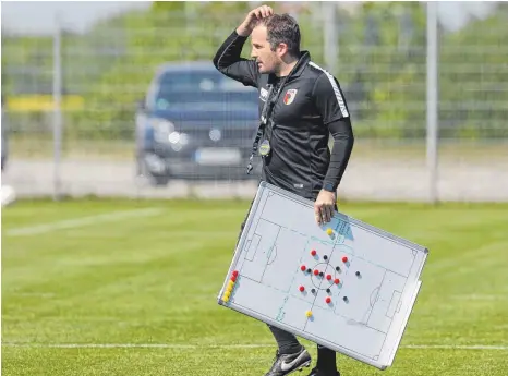  ?? FOTO: IMAGO ?? Augsburgs Trainer Manuel Baum scheint sich nicht ganz sicher zu sein, mit welcher Taktik er seine Mannschaft ins Spiel schicken soll.