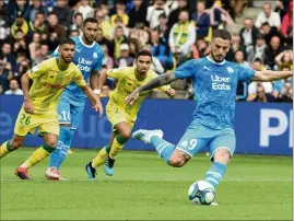  ??  ?? Dario Benedetto a eu l’opportunit­é d’ouvrir le score sur penalty mais sa frappe s’est envolée dans le ciel de la Beaujoire. (Photo AFP)