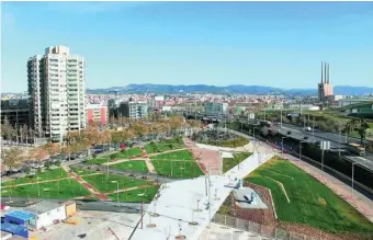  ??  ?? Vista aérea de las nuevo parque en la frontera entre Barcelona y Sant Adrià