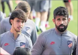  ??  ?? João Félix y Diego Costa, juntos en un entrenamie­nto.