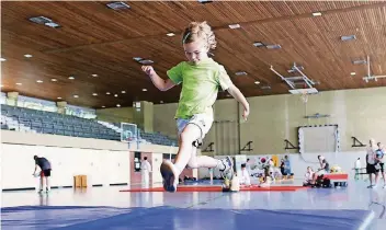  ?? FOTOS (2): LANA AMANN ?? Springen, rennen, toben. Unter anderem konnten die Kinder Leichtathl­etik, Badminton, Fußball testen. Mit einer Karten zogen sie von Station zu Station, sammelten Stempel und entdeckten neue Sportarten.