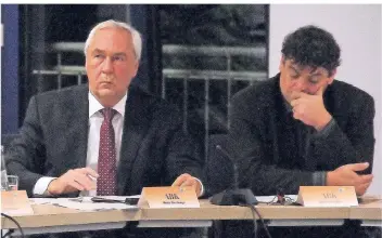  ??  ?? 2009 waren sie als Neulinge in den Stadtrat eingezogen: Hans Overhage (links) und Jochen Heußen (hier 2013). Overhage verließ die Fraktion, als er nach Wien zog. Nun hat sich Heußen der CDU angeschlos­sen.