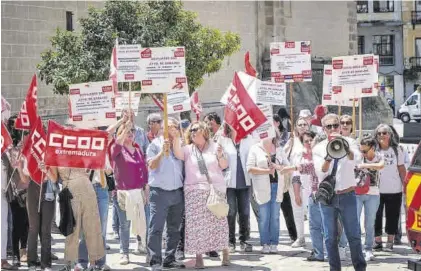  ?? S. GARCÍA ?? Protesta de las auxiliares de ayuda a domicilio ante el Ayuntamien­to de Badajoz, ayer.