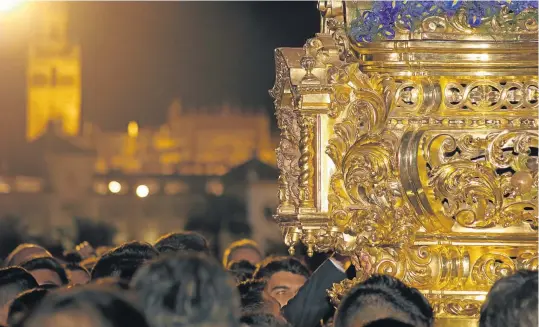  ?? JUDY BRYANT ?? A procession heads for the central cathedral during ‘Semana Santa’