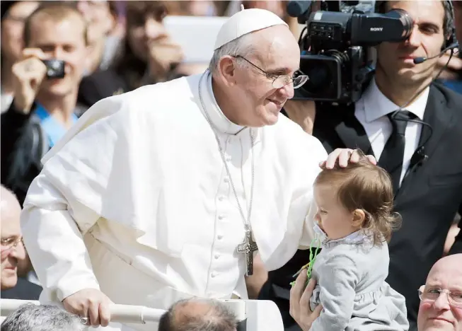  ??  ?? EL PAPA Francisco celebró con júbilo el inicio de la primera Semana Santa de su pontificad­o, ante una multitud estimada en 250,000 personas, entre ellas, infinidad de niños y niñas.