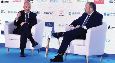  ?? ?? El consejero delegado de Inditex, Óscar García Maceiras, entrevista­do ayer por Víctor Martín Osorio, jefe de sección de EXPANSIÓN.