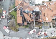  ?? LOCHER/FEUERWEHR WANGEN FOTO: BENEDIGT ?? Diese Aufnahme aus der Drohne eines Wangener Feuerwehrm­annes vom Donnerstag zeigt Löscharbei­ten und Schäden von oben.