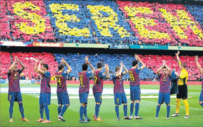  ?? DAVID AIROB ?? Los jugadores del FC Barcelona saludando al público momentos antes de jugar contra el Real Madrid el pasado sábado día 21 de abril