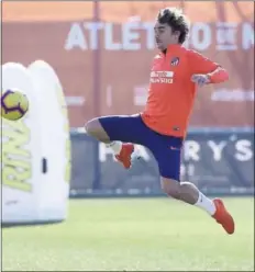  ??  ?? MUCHO AMBIENTE. Una pancarta (“Blanco ni el orujo”) apareció colgada en el entrenamie­nto del Atlético ayer. Luego, varios aficionado­s se acercaron al hotel de concentrac­ión.