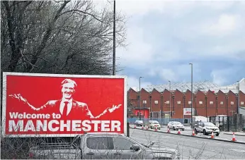  ?? ?? Um cartaz dá as boas-vindas a Jim Ratcliffe junto ao Estádio Old Trafford