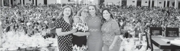  ??  ?? > La alcaldesa Nubia Ramos y su mamá, Josefina Carbajal, con la directora de DIF, Ixe Acosta, y la regidora Paola Peraza.