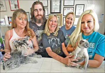  ?? Photo by Dan Watson ?? Chiris’ K-9 Clippery staff members from left, groomers Wendy Cutting and Jeff Prell with Chris’ K-9 Clippery owner Chris Anderson, groomer Dianne Bagley, and receptioni­st Vanessa Lucero with customers Schnauzer Delilah, and Egyptian/Siamese, Salem.