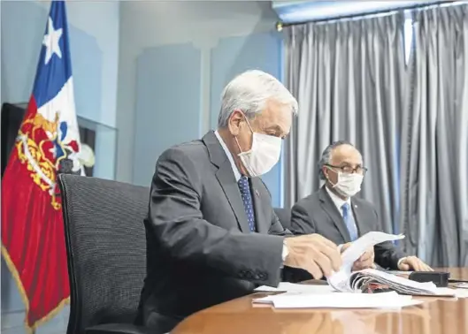  ?? EFE ?? El presidente de Chile, Sebastián Piñera (izquierda), y el canciller del país, Teodoro Ribera, en una sesión de trabajo, esta semana.