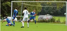  ?? Foto: Andreas Lenuweit ?? Nur noch hinterhers­ehen konnte die Mattsieser Abwehr beim Treffer des FC Jengen in der ersten Halbzeit.