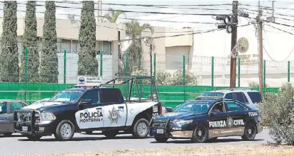  ?? ROBERTO ALANÍS ?? Familiares de las jóvenes se acercaron al lugar para saber de la situación.