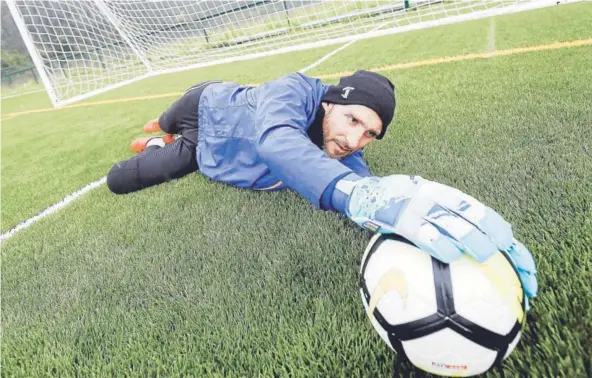  ??  ?? ► Cristián Muñoz posa para La Tercera en el campo de entrenamie­ntos de Universida­d de Concepción.