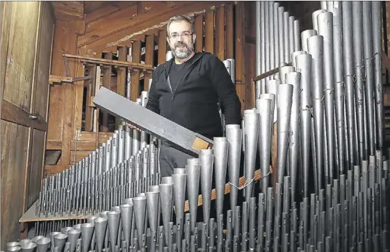  ?? ELISENDA PONS ?? Hector Paris, entre els tubs que amaga la caixa de l’actual orgue de la basílica de la Mercè.