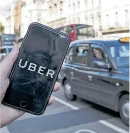  ??  ?? Un usuari accedeix a l’aplicació d’Uber a Londres.