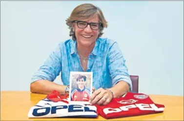  ??  ?? BAYERN. Ana Muñoz posa para AS con sus camisetas en el Bayern.