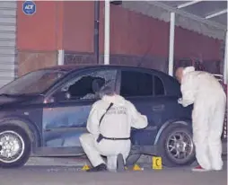  ?? MEDITERRÁN­EO ?? El coche Criminalís­tica examinó en detalle la escena del crimen.