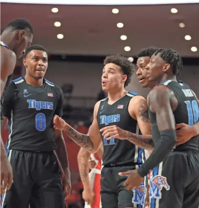  ?? UNIVERSITY OF HOUSTON ATHLETICS ?? Memphis sophomore Lester Quinones huddles up with teammates during a game against Houston at the Fertitta Center in March 2021.
