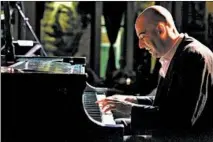  ?? CHRIS SWEDA/CHICAGO TRIBUNE ?? Pianist Ryan Cohan performs at Jazz Showcase in 2015.