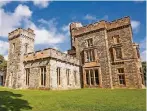  ?? FOTOS: VISITSCOTL­AND / KENNY LAM ?? Das Herrenhaus Lews Castle in Stornoway hat ein historisch­es Äußeres, nebenan überrascht die Besucher ein modernes Museum. Geleitet wird es von einem Deutschen.