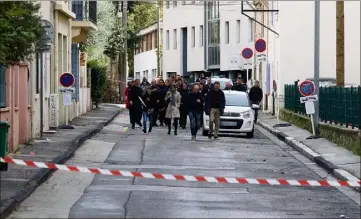  ?? (Photo Dominique Leriche) ?? Victimes, témoins, magistrats, enquêteurs, avocats... Les acteurs de l’informatio­n judiciaire étaient réunis hier autour du tueur présumé dans le cadre de la reconstitu­tion des faits.