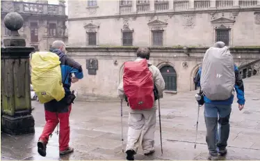  ?? Foto: A. García ?? Wer es weniger beschwerli­ch möchte, kann seinen Rucksack transporti­eren lassen.