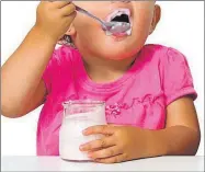  ??  ?? Los expertos recomienda­n verificar el azúcar que tienen los yogures