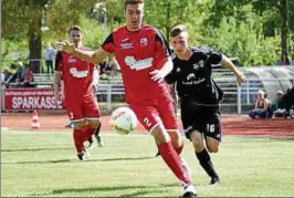  ??  ?? Sg-spieler Julian Peinelt (rechts) wurde erst zur Pause eingewechs­elt, doch in dieser Szene musste er Mühlhausen­s Robert Poppe vorbeizieh­en lassen. Foto: Klaus Dreischerf