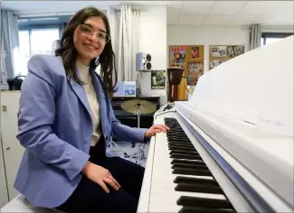  ??  ?? À tout juste  ans, Elena Renzetti est un jeune prodige du piano.
