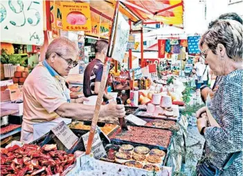  ?? DOMINIC ARIZONA BONUCCELLI/RICK STEVES’ EUROPE ?? Take a walk through Palermo’s Ballaro Market to assemble a delectable movable feast.