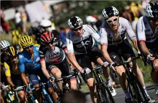  ?? (Photo AFP) ?? La Sky a régné en maître dans les Alpes hier. Geraint Thomas (lunettes blanches) a déposé tout le monde. Son coéquipier Chris Froome (au centre) l’a précédé de peu.