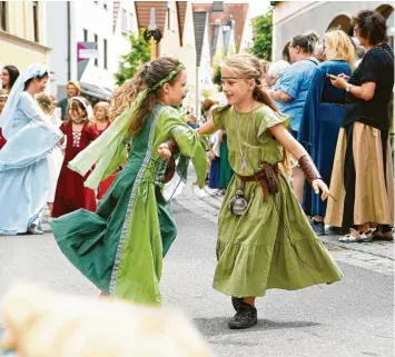  ?? Foto: Bernhard Weizenegge­r (Archivbild) ?? Im Juli 2023 war Burgau im mittelalte­rlichen Ausnahmezu­stand. Auch die Kleinsten waren in historisch­e Gewänder gehüllt und tanzten auf der Straße.