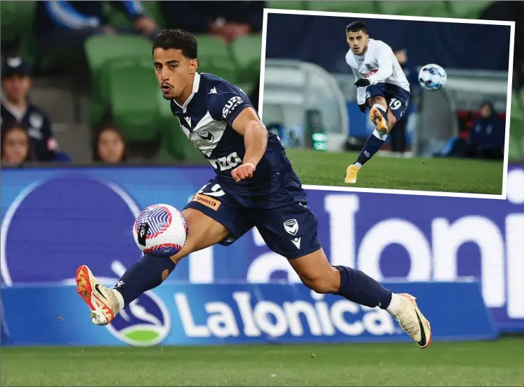  ?? FOTO: GRAHAM DENHOLM/GETTY IMAGES ?? Daniel Arzani i aktion for Melbourne Victory, som han skiftede til i sommer for at kickstarte karrieren. På det lille foto er han i aktion for AGF i en af sine få kampe der - en pokalkamp mod B93.