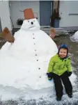  ??  ?? Lenni aus Dietmannsr­ied zeigt voller Freude den mit Opa in Illertisse­n gebauten Schneemann.