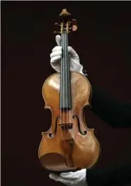  ?? LEFTERIS PITARAKIS/THE ASSOCIATED PRESS FILE PHOTO ?? Researcher­s say decomposit­ion of one component of the violins’ wood may account for the “brilliance” of the sound.