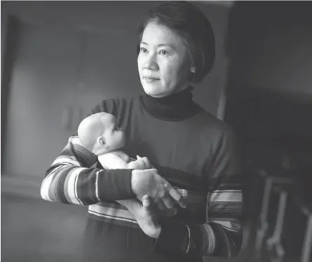  ?? BEN NELMS FOR NATIONAL POST ?? Sylvia Chang, who teaches pre-natal classes in B.C., has studied the Chinese postpartum custom of zuo yue zi, or “sitting the month.”