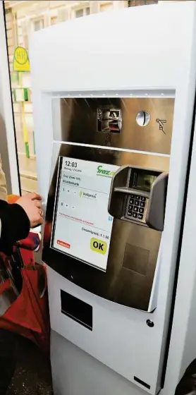  ??  ?? Ein Fahrschein-automat bei den Graz-linien: Wenn dieser nicht funktionie­rt, sollte dies gemeldet werden