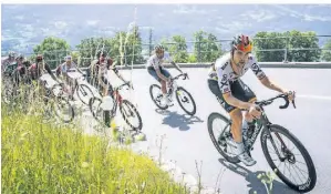  ?? FOTO: GIAN EHRENZELLE­R/KEYSTONE/DPA ?? Der Deutsche Maximilian Schachmann (r.) vom Team Bora-Hansgrohe hofft, dass er vor der Tourvon Corona verschont bleibt.