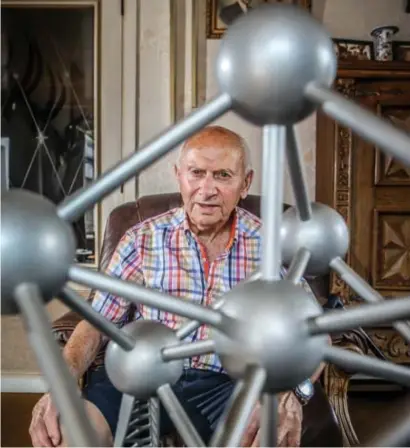  ?? FOTO KAREL HEMERIJCKX ?? Looienaar Frans Cools (89) bouwde zestig jaar geleden het Atomium in Brussel. “In die tijd waren er nog geen kranen, waardoor we masten moesten bouwen om het materiaal naar boven te trekken.”